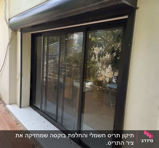 תריסים חיצוניים מעל דלת זכוכית גדולה